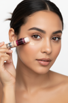 Mujer aplicando corrector Maybelline bajo los ojos
